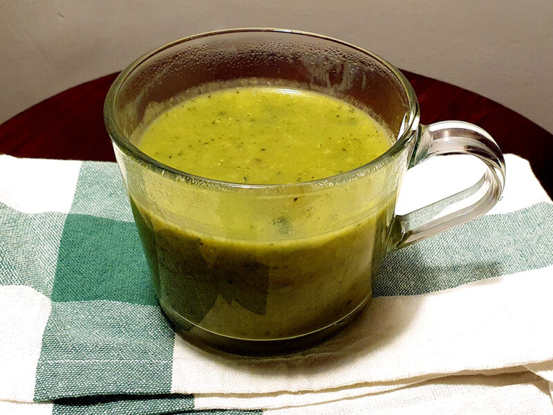 Low-cal fennel and broccoli soup