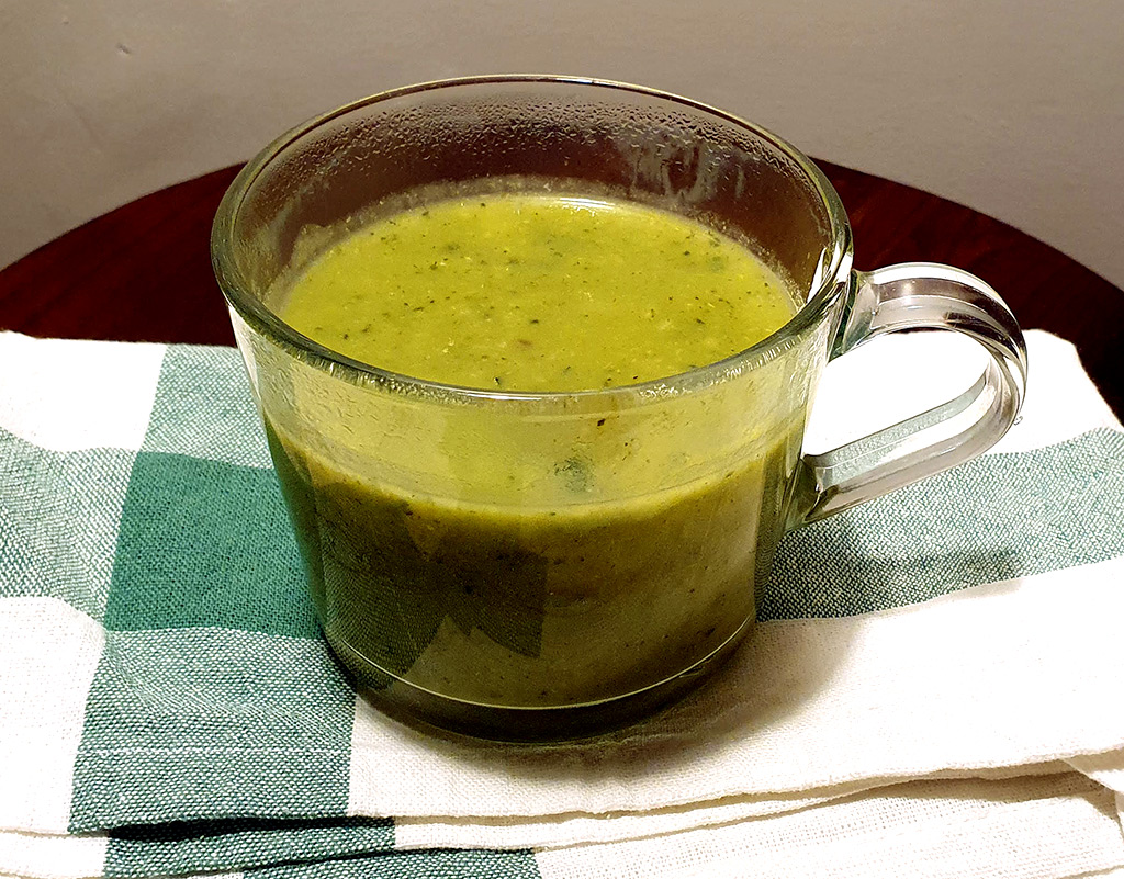 Low-cal fennel and broccoli soup