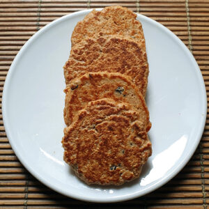 Oat pancakes with apple and raisins