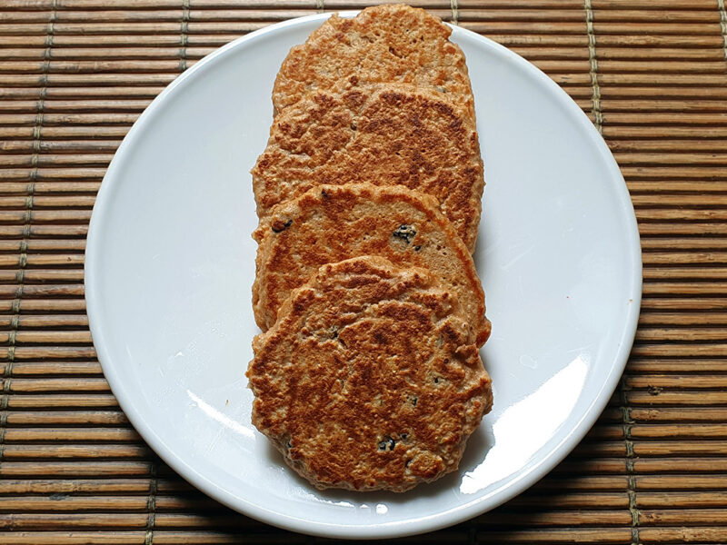 Oat pancakes with apple and raisins