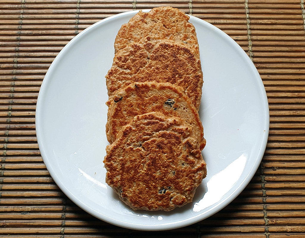 Oat pancakes with apple and raisins