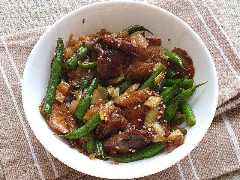 Shiitake and green beans stir-fry