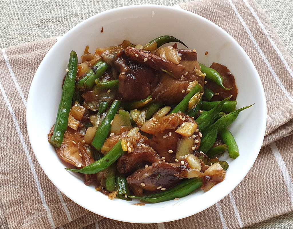 Shiitake and green beans stir-fry