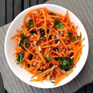 Spiced carrot salad with raisins