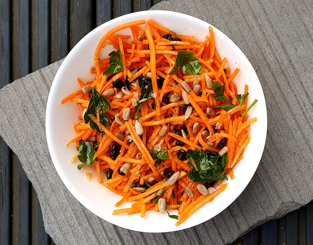 Spiced carrot salad with raisins