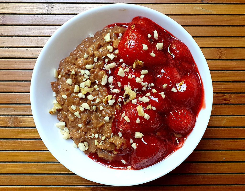 Chocolate porridge with stewed strawberries