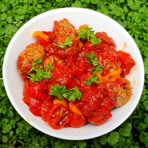 Meatballs in grilled pepper and tomato sauce