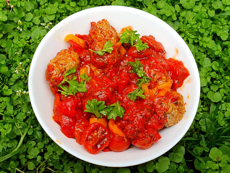 Meatballs in grilled pepper and tomato sauce