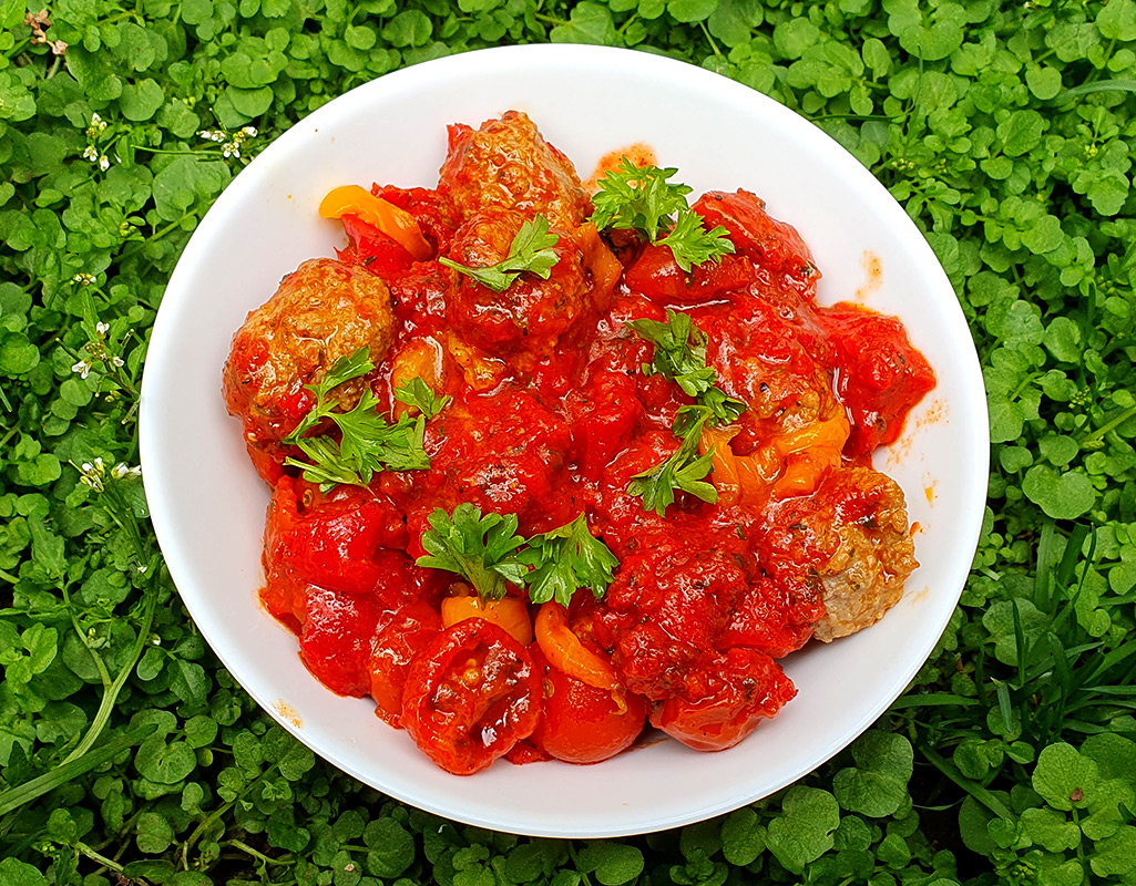 Meatballs in grilled pepper and tomato sauce