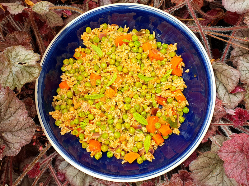 Spiced rice with green peas and carrots