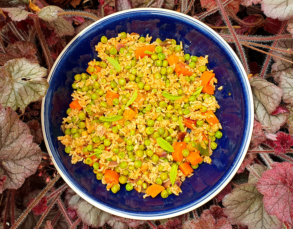 Spiced rice with green peas and carrots