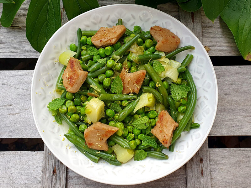 Zesty chicken and green vegetables stew