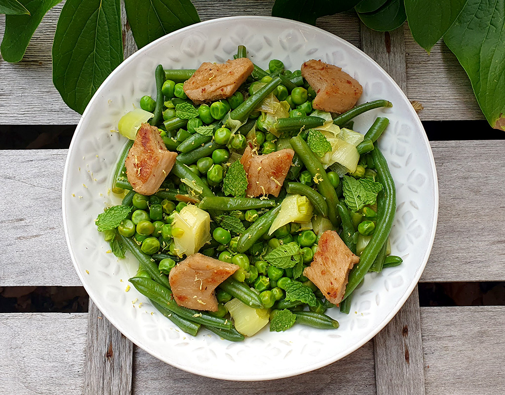 Zesty chicken and green vegetables stew