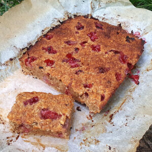 Almond oat bars with strawberry