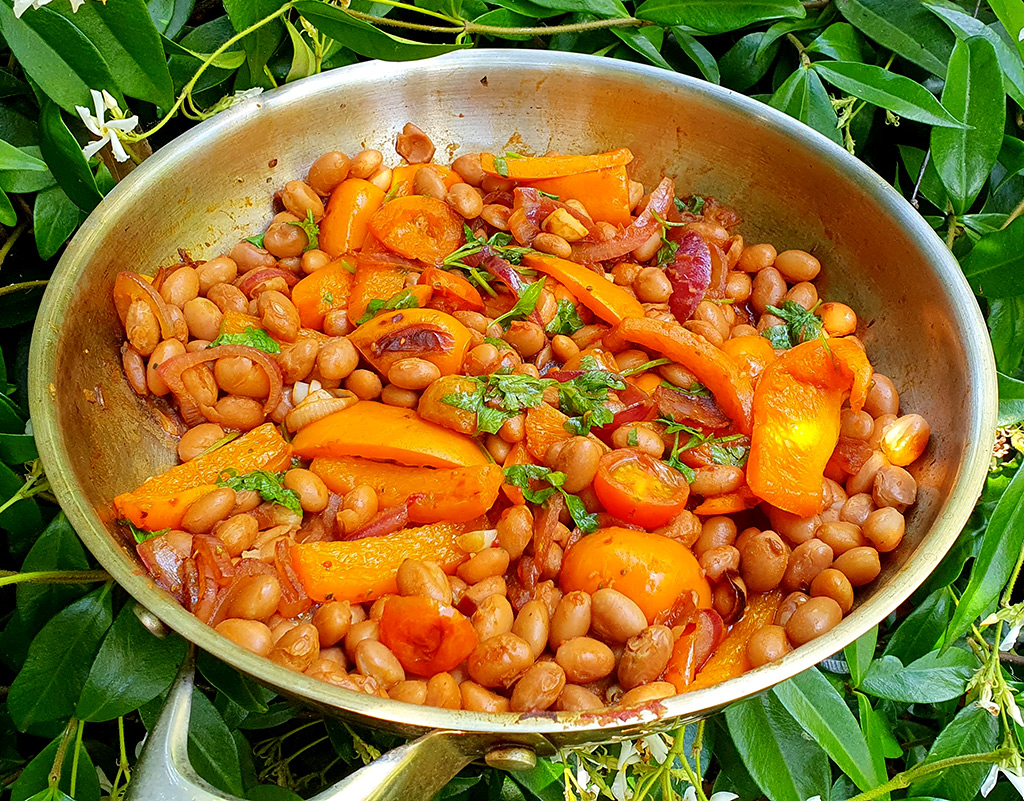 Beans and pepper in tomato sauce