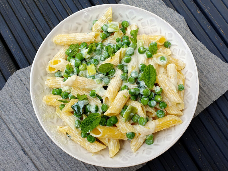 Pasta with ricotta and peas