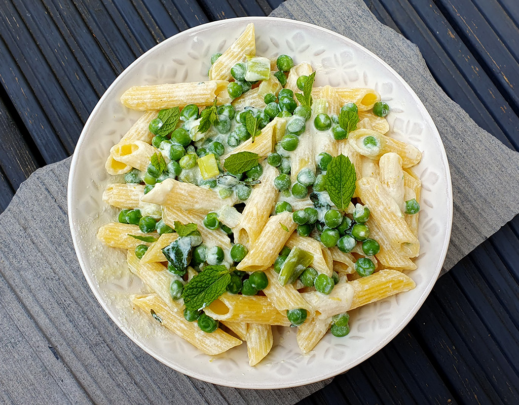 Pasta with ricotta and peas