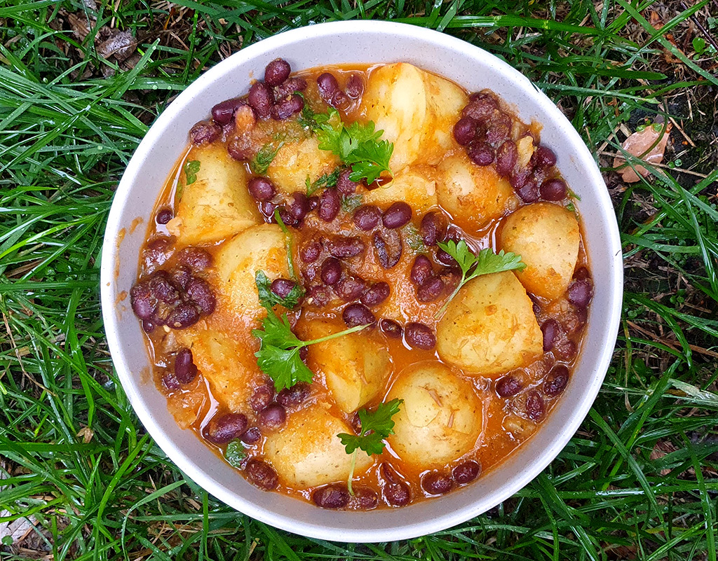 Potatoes and beans in tomato sauce