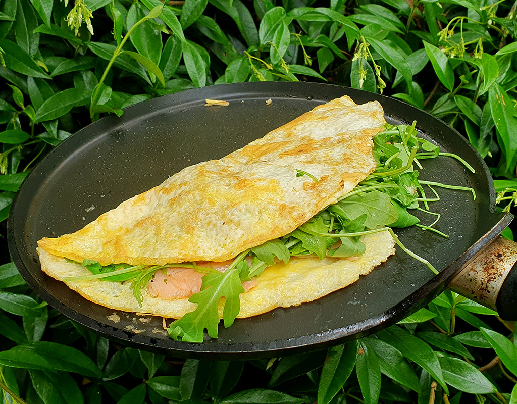 Smoked salmon omelette with spring onion and rocket