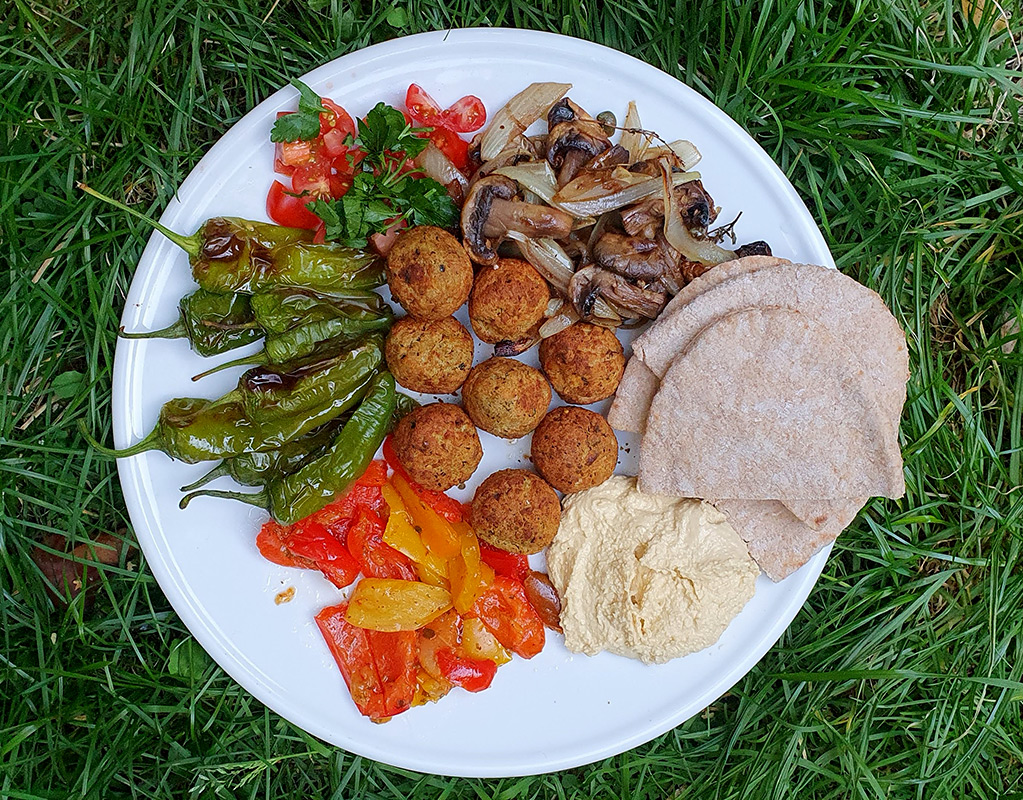 Falafel meze platter