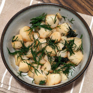 Scallops in dill and wine sauce