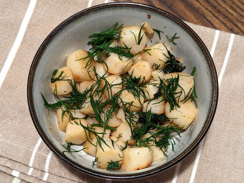 Scallops in dill and wine sauce