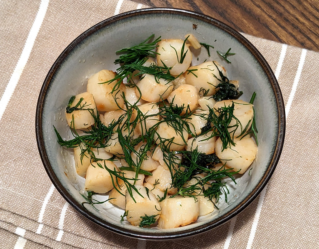 Scallops in dill and wine sauce