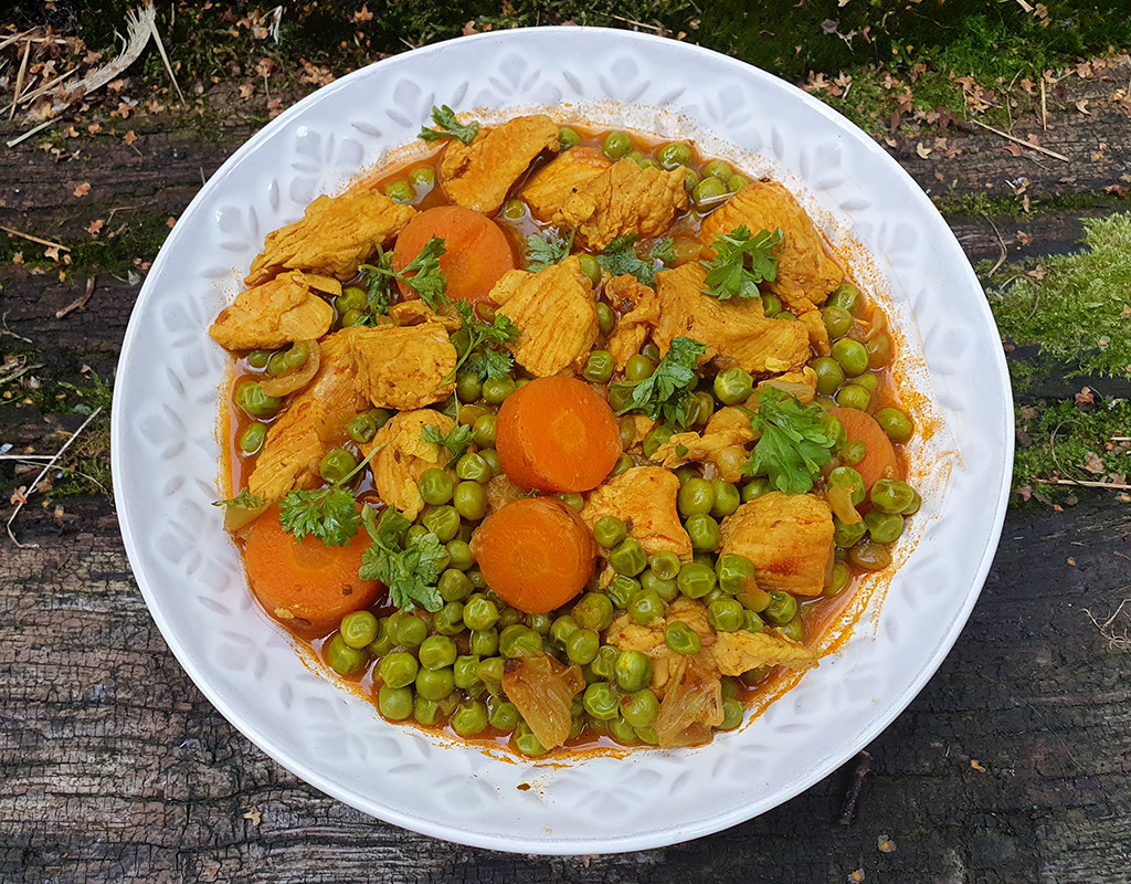 Turkey goulash with green peas