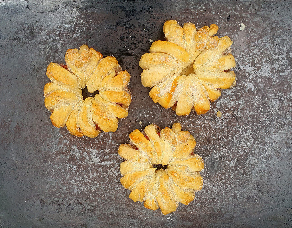 Apple puff pastry doughnuts