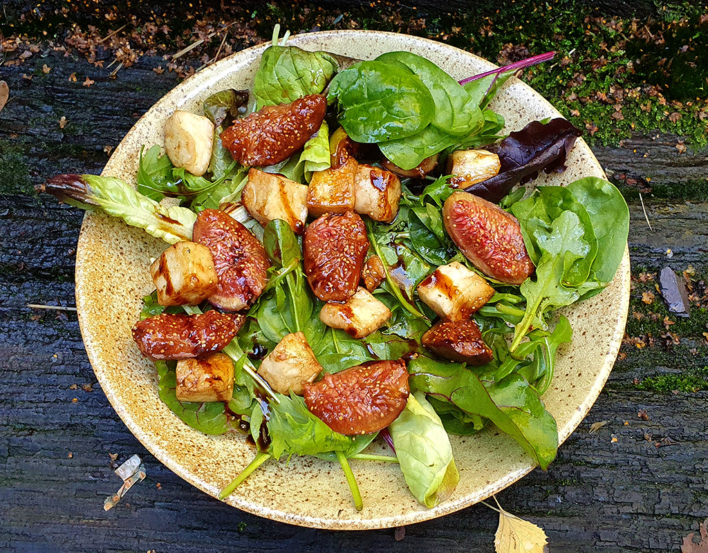 Fig and halloumi salad