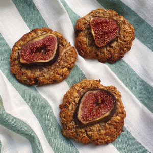 Oat and walnut cookies with fig