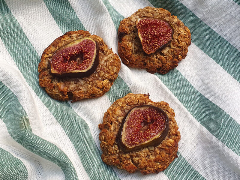 Oat and walnut cookies with fig