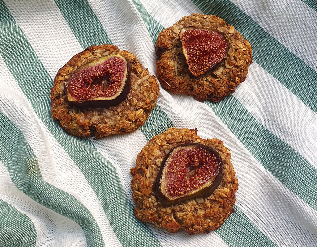 Oat and walnut cookies with fig