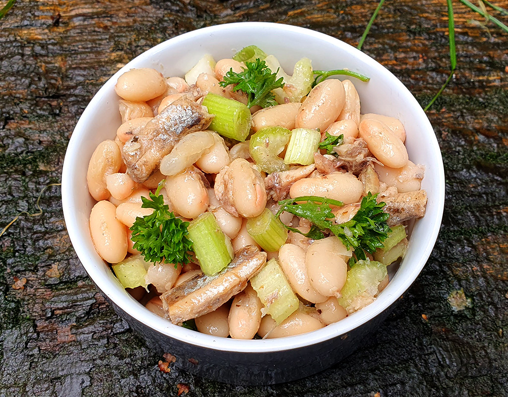 Anchovy and beans salad