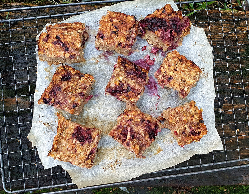 Apple and blackberry oat bars