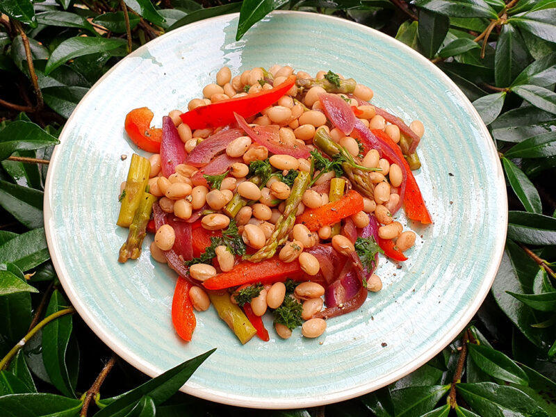 Asparagus, red pepper and beans salad