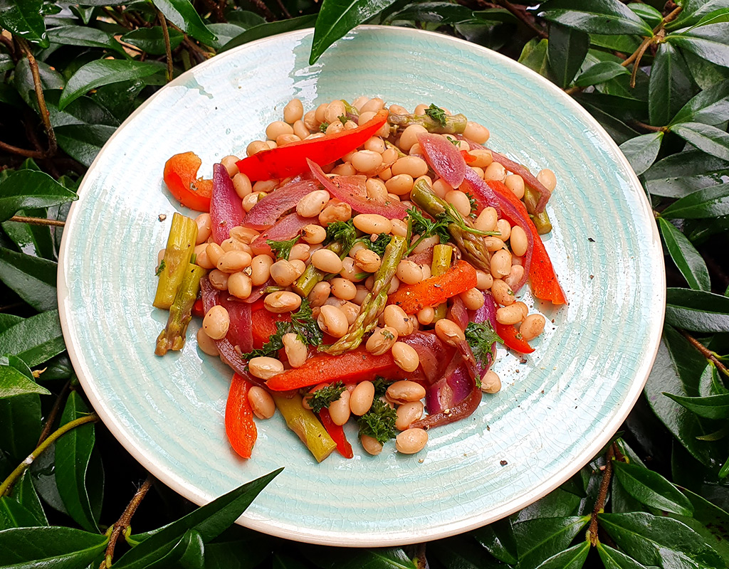 Asparagus, red pepper and beans salad