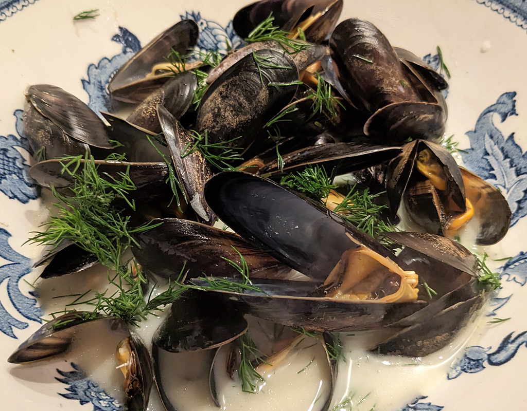 Mussels in roasted garlic and dill sauce