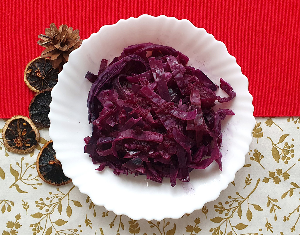 Apple and ginger braised red cabbage