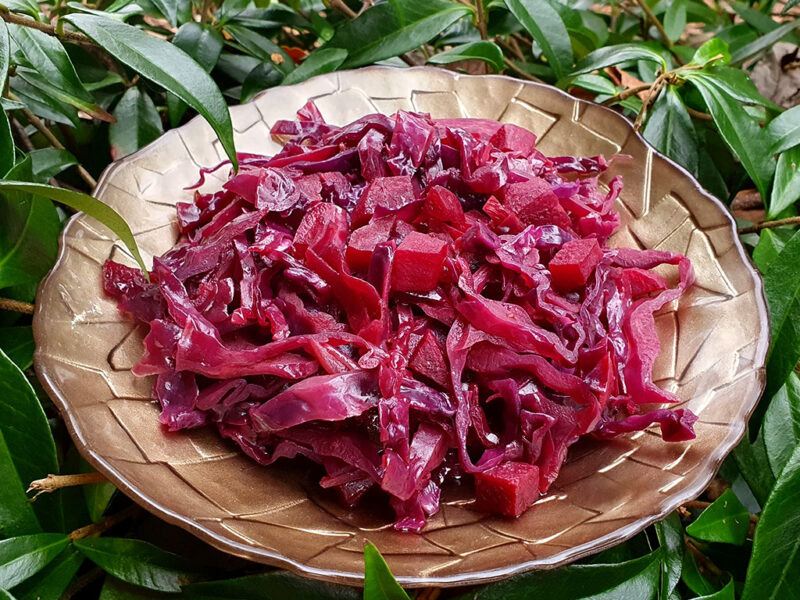 Braised red cabbage with beetroot