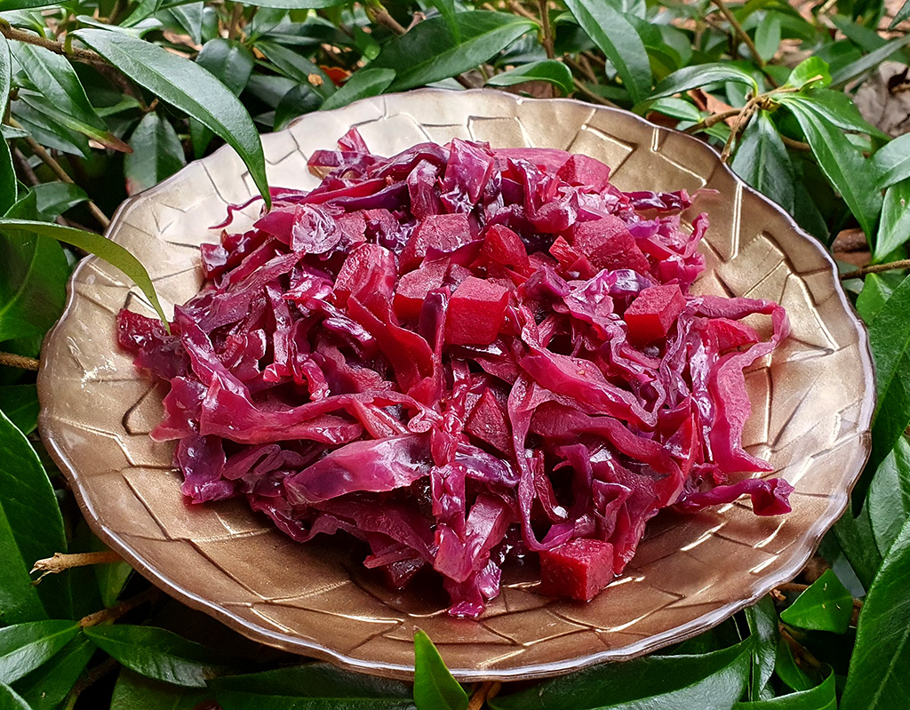 Braised red cabbage with beetroot