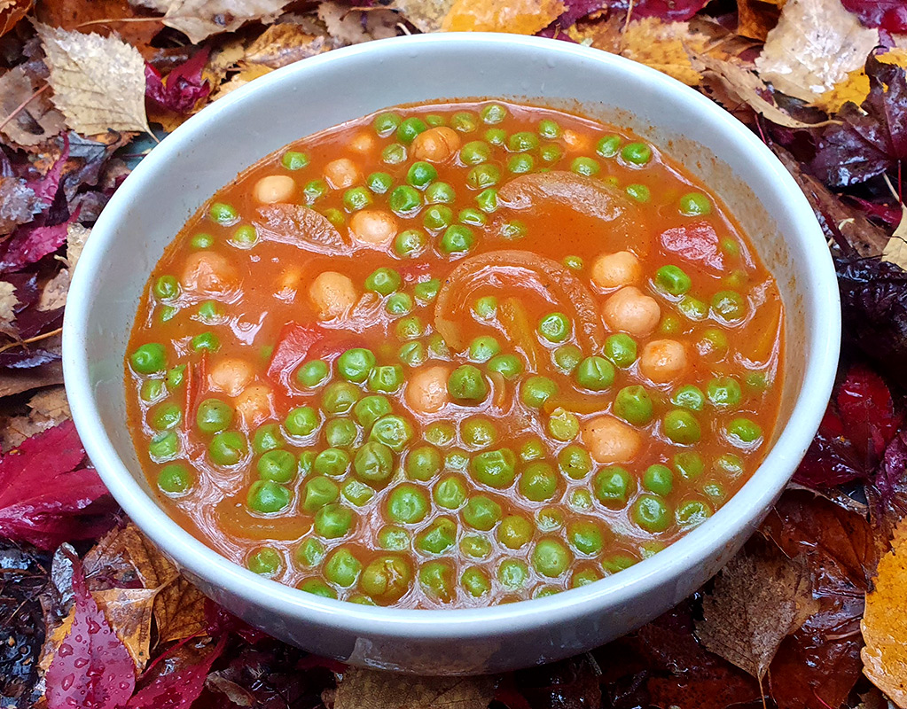 Curried chickpea and green pea soup