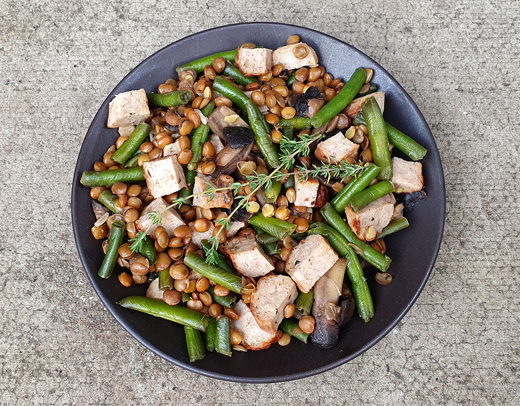 Sausage with lentils, mushrooms and beans