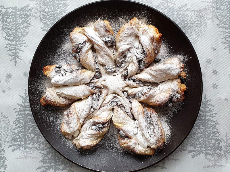 Tear and share snowflake mince pie