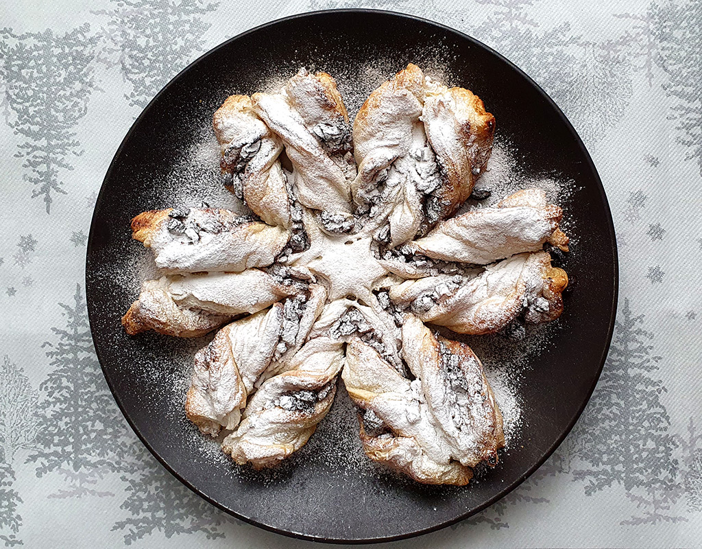 Tear and share snowflake mince pie