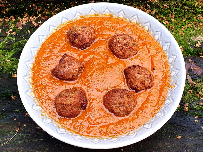 Meatballs in red pepper and broccoli sauce