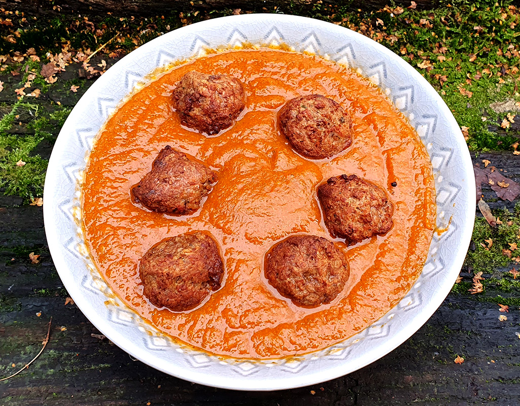 Meatballs in red pepper and broccoli sauce