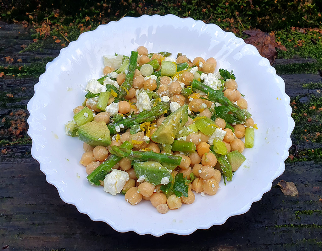 Asparagus, avocado and chickpea salad