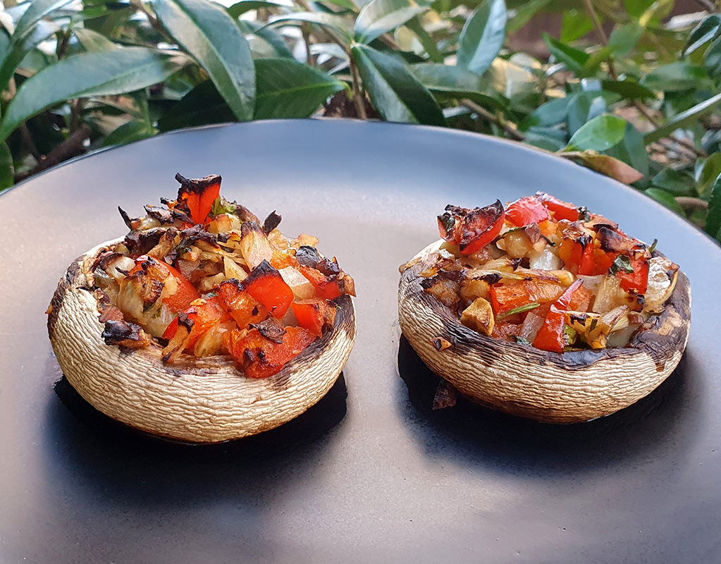 Mushroom stuffed with red pepper and walnuts