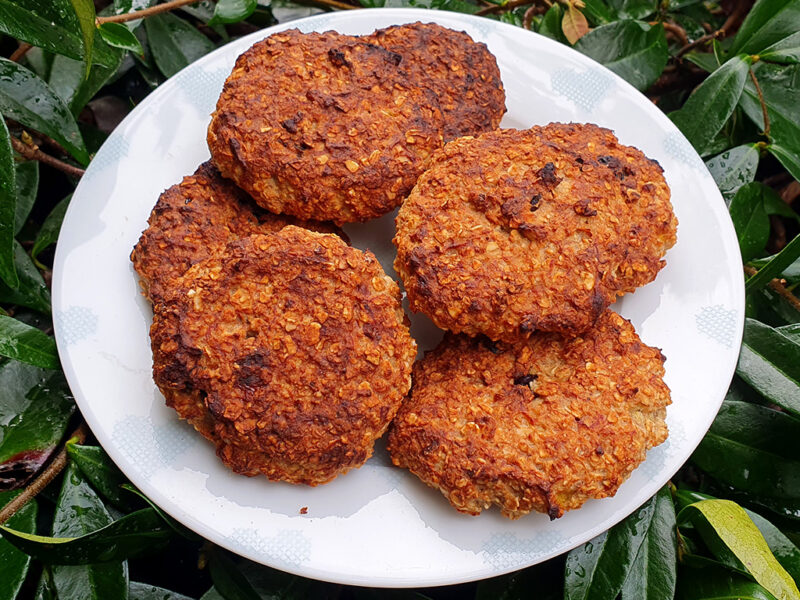 Oat and almond cookies with sour cherries